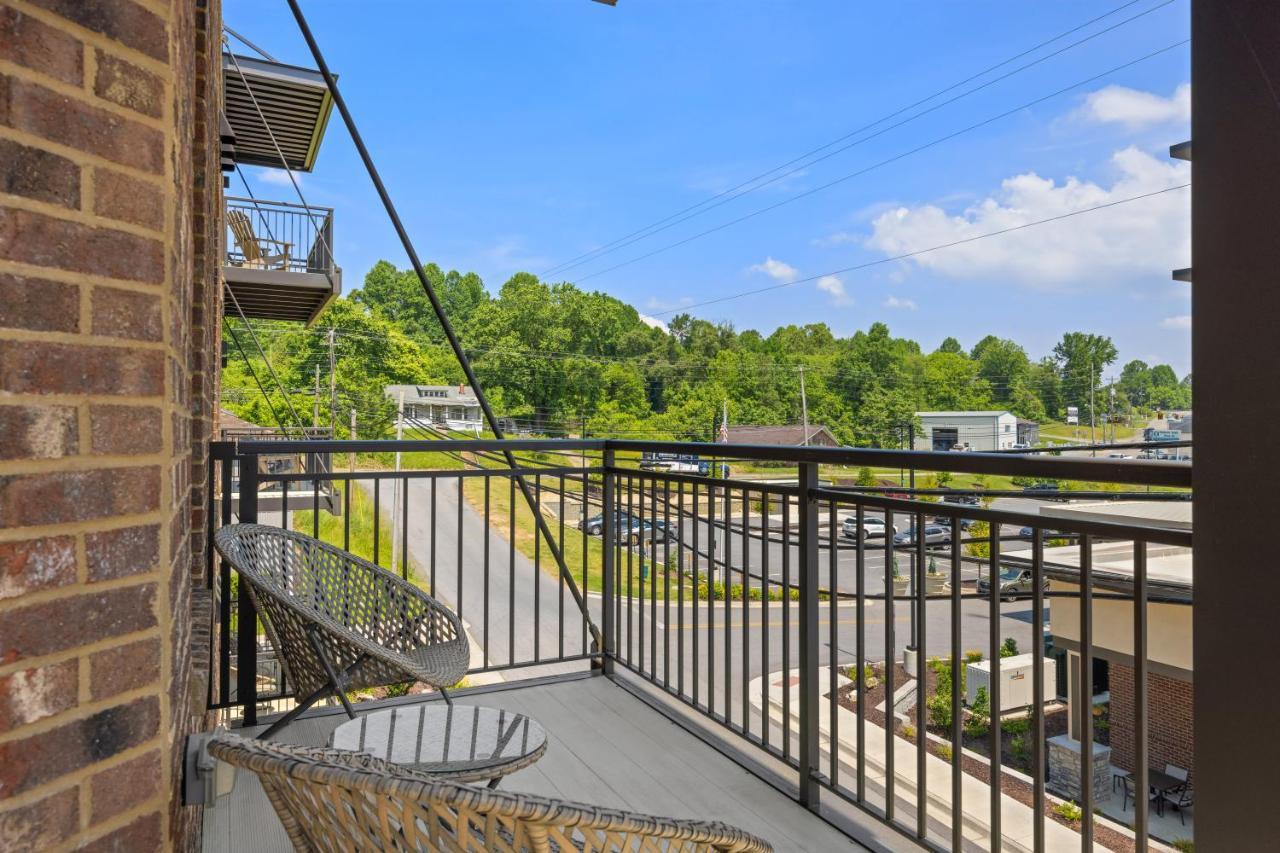 Beautiful Downtown Condo - Balcony - Amazing City Views - Loaded Kitchen - Stainless Steel Appliances - Board Games & More Blue Ridge Exterior foto